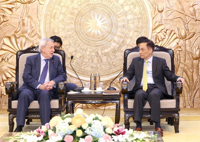 Trưởng Ban Đối ngoại Trung ương Lê Hoài Trung tiếp Bộ trưởng Ngoại giao Chile Alberto van Klaveren. (Ảnh: Phương Hoa/TTXVN) ttxvn_truong_ban_doi_ngoai_trung_uong_tiep_bo_truong_ngoai_giao_chile2.jpg
