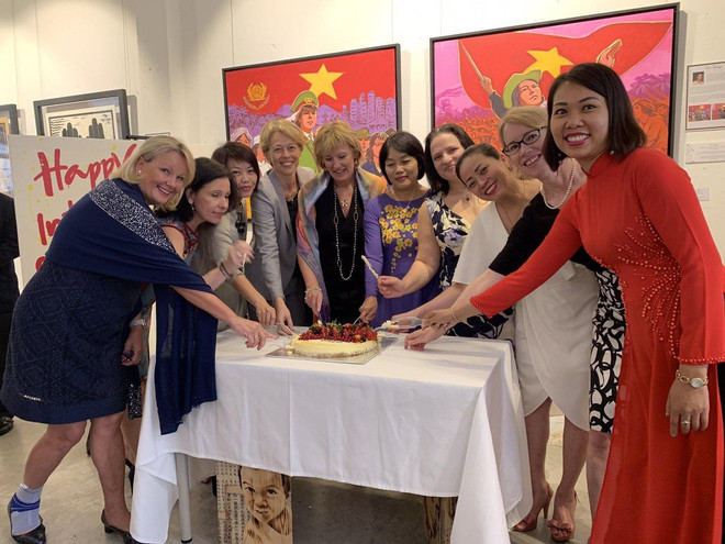 Triển lãm tranh tôn vinh phụ nữ Việt Nam nhân ngày 8/3 tại Singapore ảnh 1