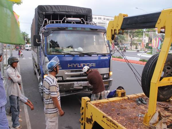 Xe tải cuốn xe máy vào gầm, một người tử vong tại chỗ ảnh 1