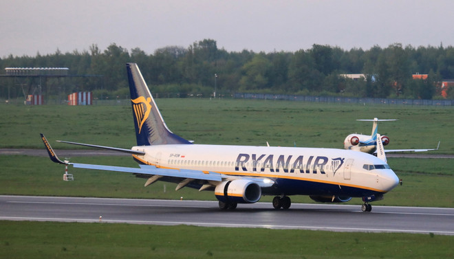 Máy bay của hãng hàng không Ryanair hạ cánh tại sân bay quốc tế Vilnius, Litva, ngày 23/5. (Ảnh: AFP/TTXVN) Belarus thông tin nội dung thư đe dọa đánh bom máy bay Ryanair ảnh 1