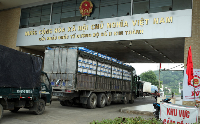 Xe ôtô chở vải tươi qua Cửa khẩu Kim Thành xuất khẩu sang Trung Quốc. (Ảnh: Quốc Khánh/TTXVN) Trên 3.600 tấn quả vải tươi đã được xuất qua cửa khẩu quốc tế Lào Cai ảnh 1