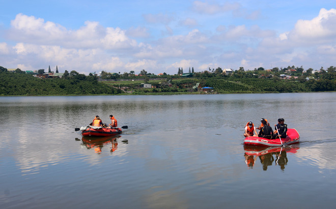 Lâm Đồng: 4 người bị lật xuồng trong đêm trên Hồ Tây, 1 người mất tích ảnh 1