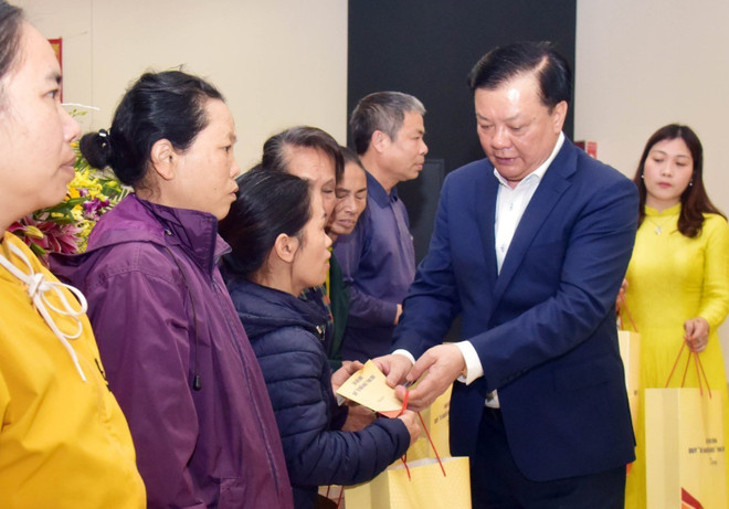 Bí thư Thành ủy Hà Nội trao quà Tết tặng hộ nghèo, công nhân lao động ảnh 1
