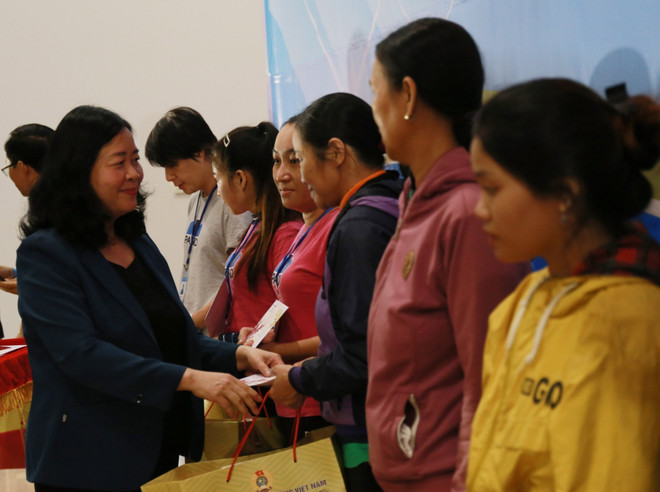 Trưởng Ban Dân vận Trung ương tặng quà đồng bào dân tộc tại Quảng Nam ảnh 2