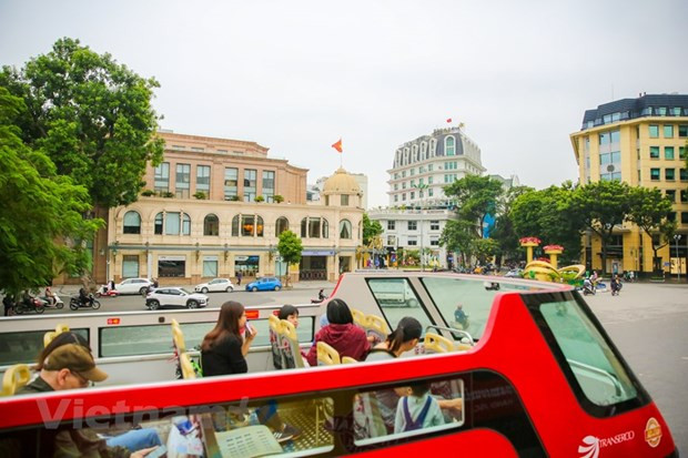 Du khách du lịch quanh Hà Nội bằng xe bus 2 tầng. (Ảnh: Minh Sơn/Vietnam+) Du lịch nội địa - Làm sao để bứt phá, "cất cánh" trong bối cảnh mới ảnh 2