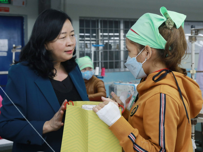 Trưởng Ban Dân vận Trung ương tặng quà đồng bào dân tộc tại Quảng Nam ảnh 1