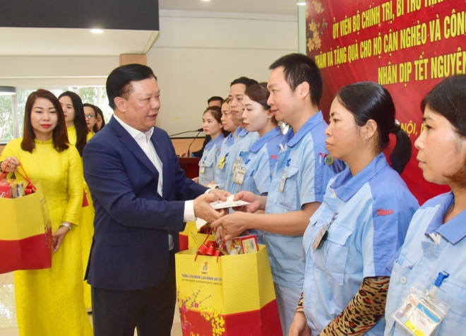 Bí thư Thành ủy Hà Nội trao quà Tết tặng hộ nghèo, công nhân lao động ảnh 2