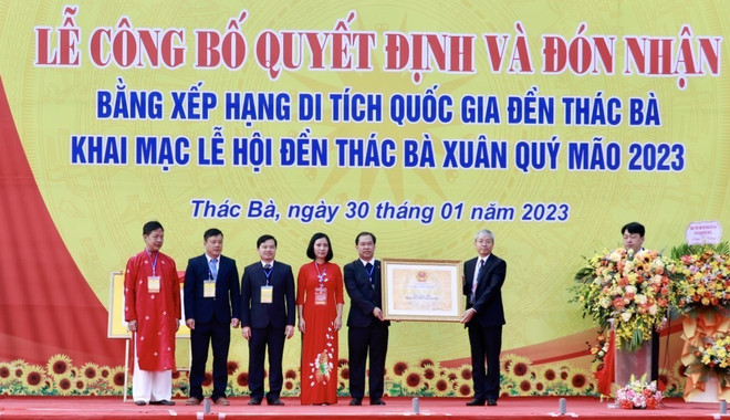 Huyện Yên Bình đón nhận Bằng xếp hạng di tích quốc gia đền Thác Bà. (Ảnh: Tuấn Anh/TTXVN) Yên Bái: Đền Thác Bà đón nhận bằng xếp hạng Di tích quốc gia ảnh 2