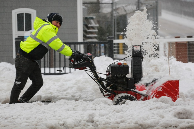 Nhiệt độ tại châu Âu bất ngờ giảm mạnh, tuyết trái mùa dày tới 40cm ảnh 1