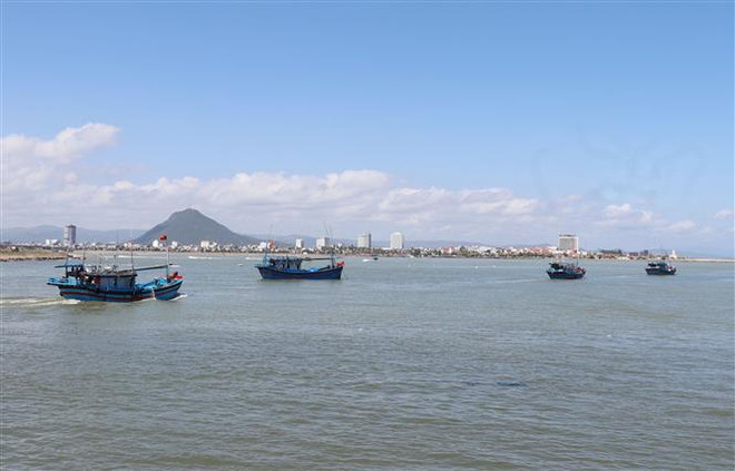 Sau lễ cúng biển, các tàu cá đã nối đuôi nhau vươn khơi. (Ảnh: Phạm Cường/TTXVN) Ngư dân Khánh Hòa tràn đầy hy vọng về chuyến biển xuyên Tết Nguyên đán ảnh 2