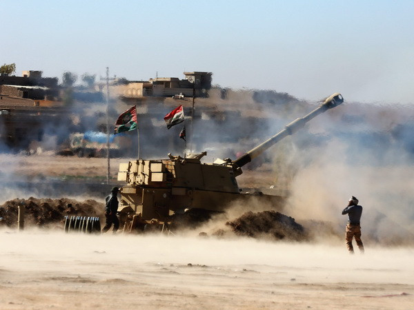 Quân đội Iraq bắn đạn pháo tấn công thành trì của IS tại đông bắc Mosul ngày 22/11. (Nguồn: EPA/TTXVN) IS tấn công bằng đạn cối tại Mosul, ít nhất 16 dân thường thiệt mạng ảnh 1