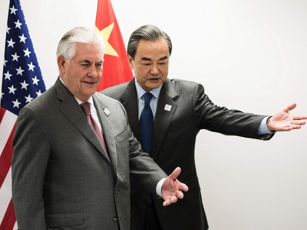 Ngoại trưởng Mỹ Rex Tillerson (trái) và Bộ trưởng Ngoại giao Trung Quốc Vương Nghị (phải) trước cuộc hội đàm tại Bonn ngày 17/2. (Nguồn: AFP/TTXVN) Mỹ tìm kiếm mối quan hệ kinh tế "cân bằng hơn" với Trung Quốc ảnh 1