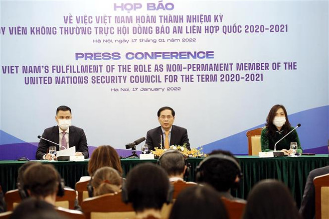 Bộ trưởng Ngoại giao Bùi Thanh Sơn trao đổi với phóng viên, đại diện các cơ quan thông tấn, báo chí về việc Việt Nam hoàn thành nhiệm kỳ Ủy viên không thường trực Hội đồng Bảo an Liên hợp quốc nhiệm kỳ 2020-2021. (Ảnh: Lâm Khánh/TTXVN) Việt Nam đã có nhiệm kỳ thành công tại Hội đồng Bảo an Liên hợp quốc ảnh 1
