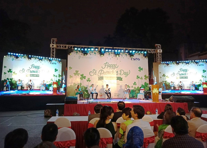 Hà Nội ‘nhuộm xanh’ Tháp Bút kỷ niệm ngày quốc khánh Ireland ảnh 1