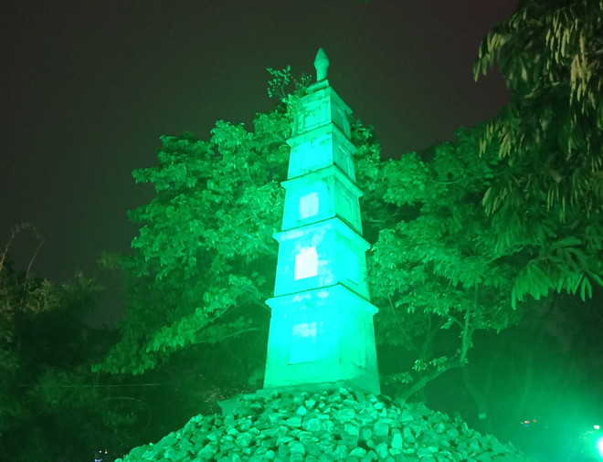 Hà Nội ‘nhuộm xanh’ Tháp Bút kỷ niệm ngày quốc khánh Ireland ảnh 2