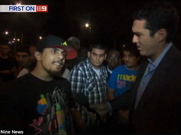 Phóng viên Australia từng phỏng vấn phần tử IS chặt đầu con tin ảnh 1