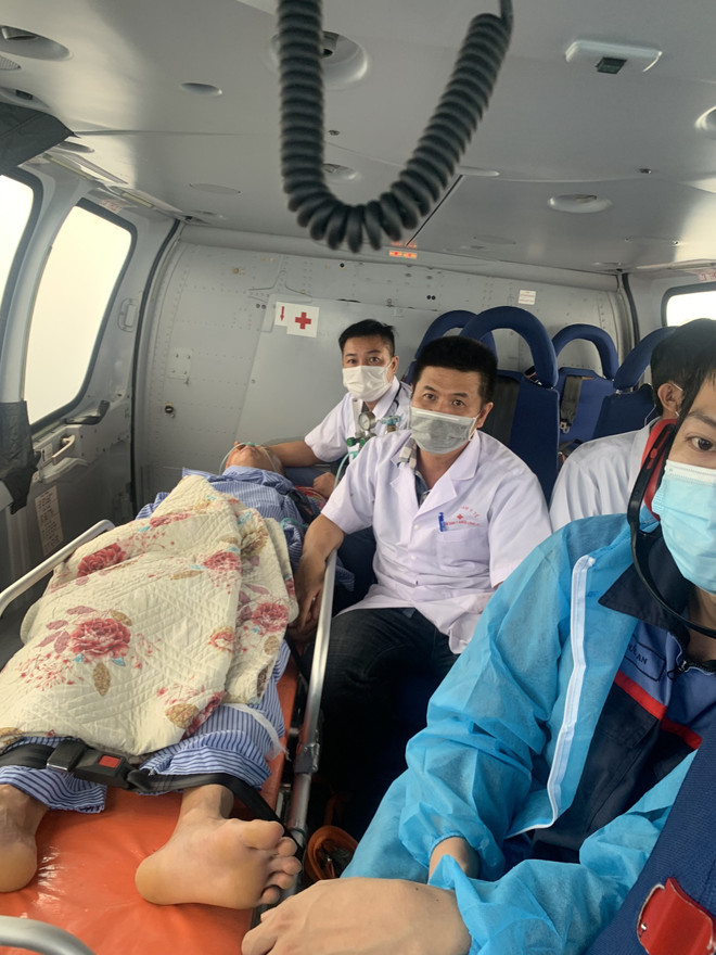 Bay cấp cứu đưa bệnh nhân từ đảo Bạch Long Vĩ về đất liền an toàn ảnh 1