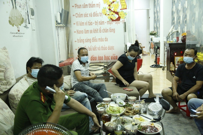 Bắt giữ đối tượng giả danh cảnh sát lừa đảo, ăn nhậu trong mùa dịch ảnh 1