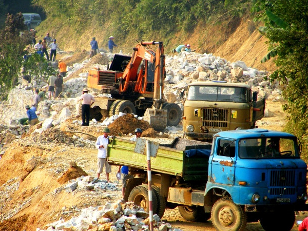 Thi công khắc phục điểm sạt lở trên một tuyến quốc lộ. (Ảnh: TTXVN) Cả nước cần 13.000 tỷ đồng để bảo trì đường bộ ảnh 1