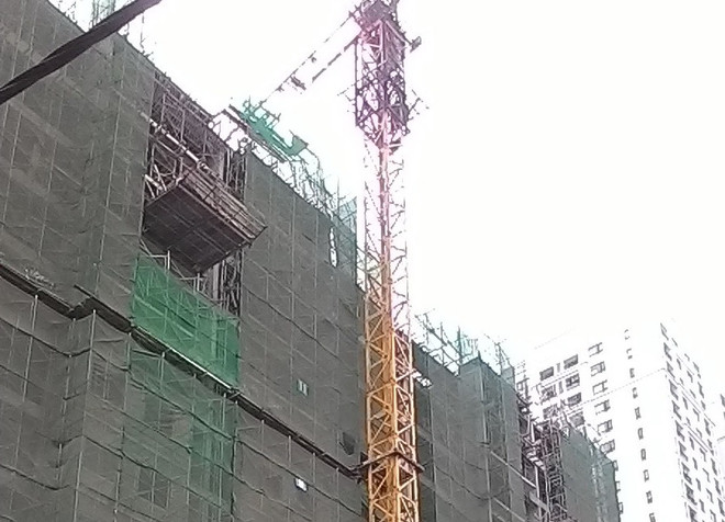 Công ty cổ phần đầu tư xây dựng và phát triển nhà Hà Nội số 5 đang tập trung đẩy nhanh tiến độ xây dựng dự án nhà ở xã hội ngõ 622 Minh Khai (quận Hai Bà Trưng, Hà Nội) để phấn đấu hoàn thành vào quý 4/2017. (Ảnh: Minh Nghĩa/Vietnam+) Nhà ở xã hội Hà Nội: Chủ trương đúng còn cần thể chế tốt ảnh 2