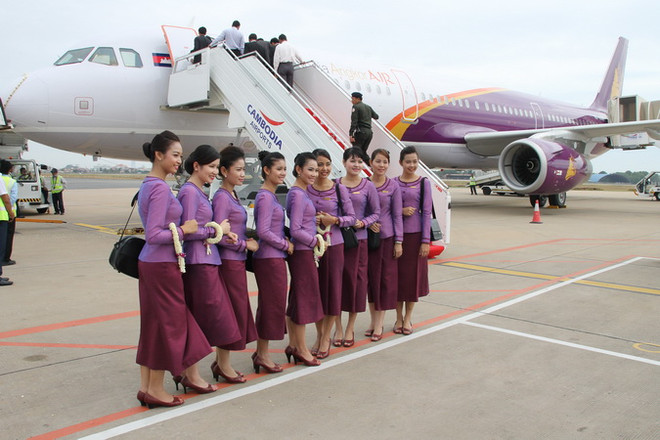 Các tiếp viên Hãng hàng không quốc gia Campuchia chụp ảnh bên máy bay chở khách Airbus 321 tại sân bay quốc tế Phnom Penh. (Nguồn: THX/TTXVN) Hàng không Campuchia mở đường bay trực tiếp tới Bắc Kinh ảnh 1