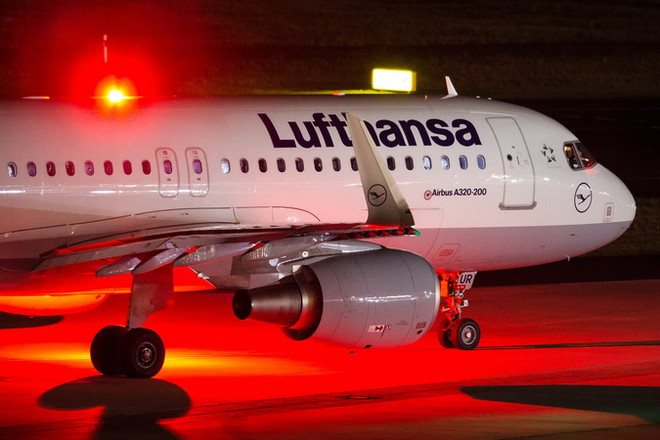 Máy bay Airbus 320-200 của Hãng hàng không Lufthansa tại Duesseldorf, Đức. (Nguồn: AFP/TTXVN) Lufthansa có thể đạt thỏa thuận về tăng lương cho các phi công ảnh 1