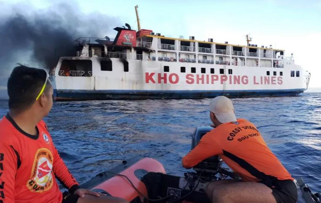 Philippines: Chiếc phà chở 120 người bất ngờ bốc cháy trên biển ảnh 1