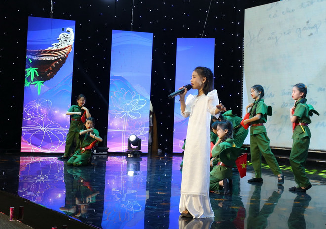 ttxvn_hoc sinh hat vi giam.jpg