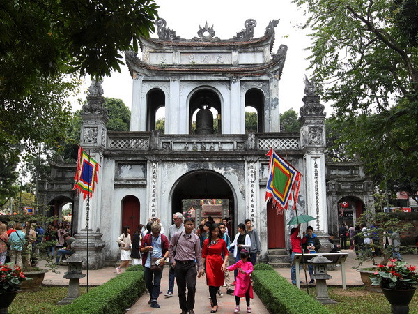 Du khách đến Văn Miếu-Quốc Tử Giám. (Ảnh: Quốc Khánh/TTXVN) Liên tiếp các vụ lừa đảo, ép giá khách du lịch nước ngoài tại Hà Nội ảnh 1