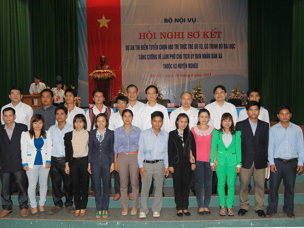 Thủ tướng Nguyễn Tấn Dũng với các đại biểu trí thức trẻ. (Ảnh: Đức Tám/TTXVN) Thanh niên Việt Nam-Hàn Quốc tăng giao lưu hợp tác ảnh 1