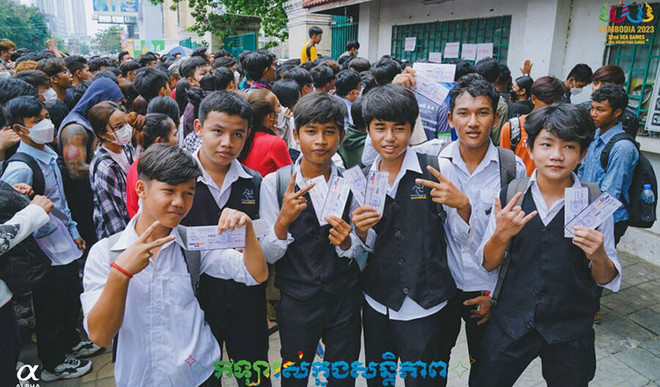 Những người may mắn nhận được vé. (Nguồn: Khmer Times) 'Cháy vé' lượt trận mở màn môn bóng đá nam SEA Games 32 ảnh 2