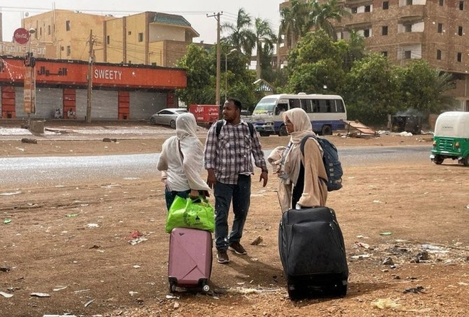 Cuộc chiến ở Khartoum cũng đang chia rẽ các gia đình. (Nguồn: Reuters) Dân Sudan mắc kẹt giữa những lựa chọn khi chiến sự bùng lên ảnh 3