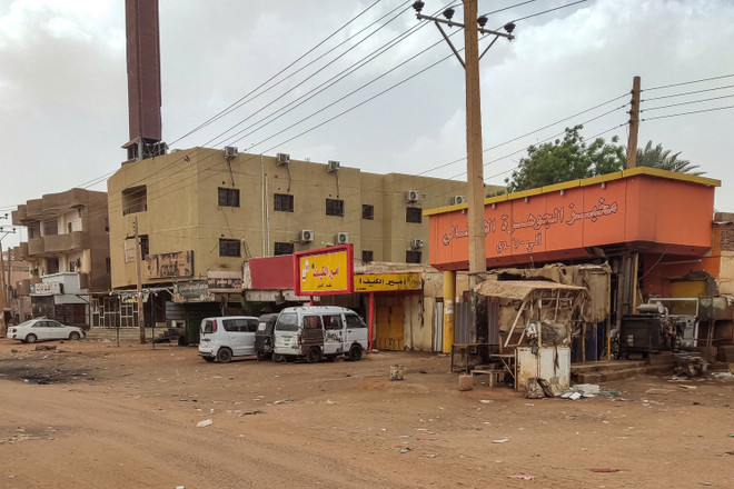 Thủ đô Khartoum của Sudan trở nên hoang vắng. (Nguồn: AFP) Dân Sudan mắc kẹt giữa những lựa chọn khi chiến sự bùng lên ảnh 1