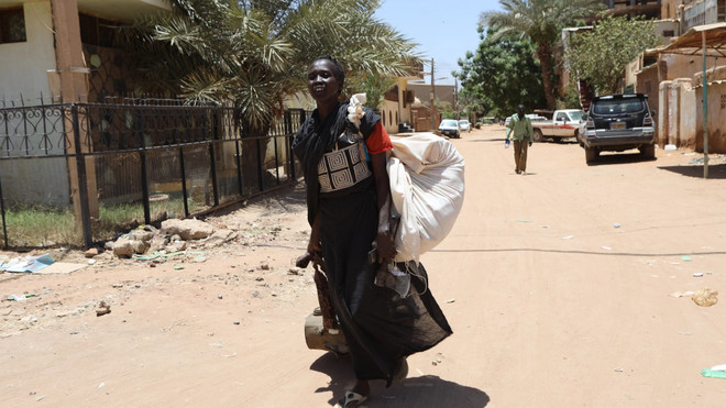 Người dân tìm đường rời khỏi Khartoum. (Nguồn: aljazeera) Dân Sudan mắc kẹt giữa những lựa chọn khi chiến sự bùng lên ảnh 2