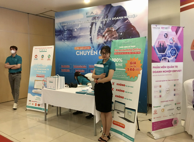 Các doanh nghiệp giới thiệu giải pháp tại hội nghị. (Ảnh: Vietnam+) Trang vàng cung cấp thông tin, kết nối chuyển đổi số cho doanh nghiệp ảnh 2