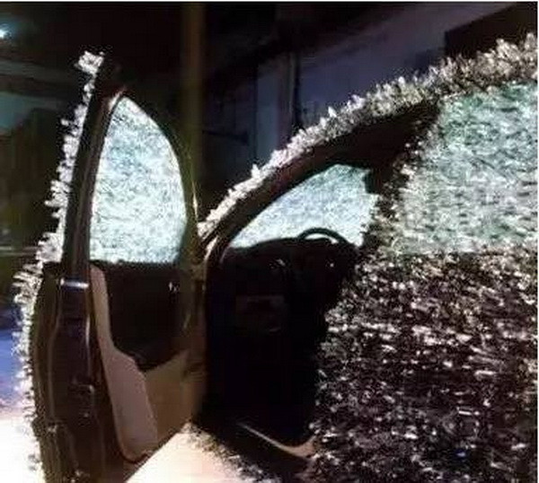 [Photo] Nghệ sỹ chơi trội dùng 800kg kính vỡ để phủ kín siêu xe ảnh 4