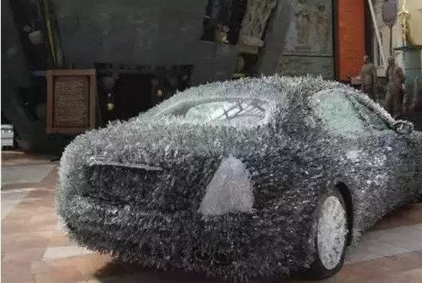 [Photo] Nghệ sỹ chơi trội dùng 800kg kính vỡ để phủ kín siêu xe ảnh 3