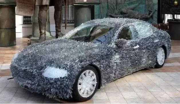 [Photo] Nghệ sỹ chơi trội dùng 800kg kính vỡ để phủ kín siêu xe ảnh 1