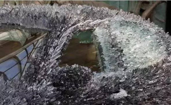 [Photo] Nghệ sỹ chơi trội dùng 800kg kính vỡ để phủ kín siêu xe ảnh 2