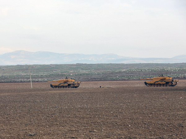 Xe tăng quân đội Thổ Nhĩ Kỳ tiến về phía Afrin từ khu vực Hatay, Thổ Nhĩ Kỳ ngày 21/1. (Nguồn: THX/TTXVN) Mỹ lên tiếng về chiến dịch của Thổ Nhĩ Kỳ tại Afrin ảnh 1