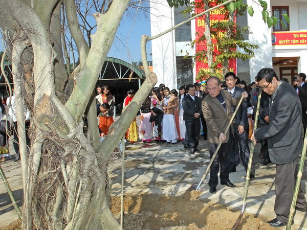 Chủ tịch Quốc hội tiếp xúc cử tri tại trường Đại học Vinh ảnh 1