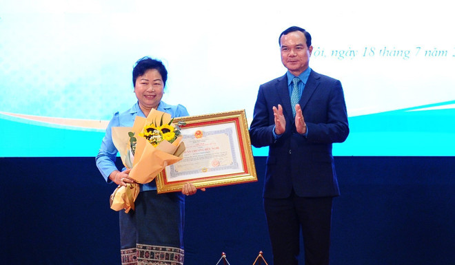 Chủ tịch Tổng Liên đoàn Lao động Việt Nam Nguyễn Đình Khang trao tặng Huân, Huy chương hữu nghị Việt Nam cho đồng chí Aly Vong Nor Bun Tham - Ủy viên Trung ương Đảng Nhân dân Cách mạng Lào, Chủ tịch Trung ương Liên hiệp Công đoàn Lào. (Ảnh: Minh Đức/TTXVN) Hai tổ chức Công đoàn Việt Nam-Lào hợp tác hiệu quả ảnh 2