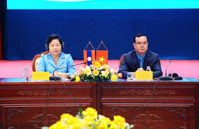 Chủ tịch Tổng Liên đoàn Lao động Việt Nam Nguyễn Đình Khang và bà Aly Vong Nor Bun Tham - Ủy viên Trung ương Đảng Nhân dân Cách mạng Lào, Chủ tịch Trung ương Liên hiệp Công đoàn Lào điều hành hội nghị. (Ảnh: Minh Đức/TTXVN) Hai tổ chức Công đoàn Việt Nam-Lào hợp tác hiệu quả ảnh 1