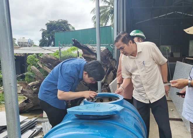 Đoàn công tác của Bộ Y tế kiểm tra về công tác phòng, chống sốt xuất huyết tại huyện Lắk. (Ảnh: Tuấn Anh/TTXVN) Nhiều khó khăn trong phòng, chống sốt xuất huyết tại Đắk Lắk ảnh 1