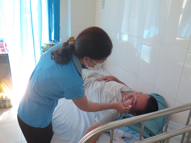 Nạn nhân Nguyễn Quang Hào bị hành hung bị thương nặng, nhập viện chiều 17/7. (Ảnh: Phan Sáu/TTXVN) Điều tra vụ đánh nhau liên quan đến người của nhà xe Dũng Sửu ảnh 1