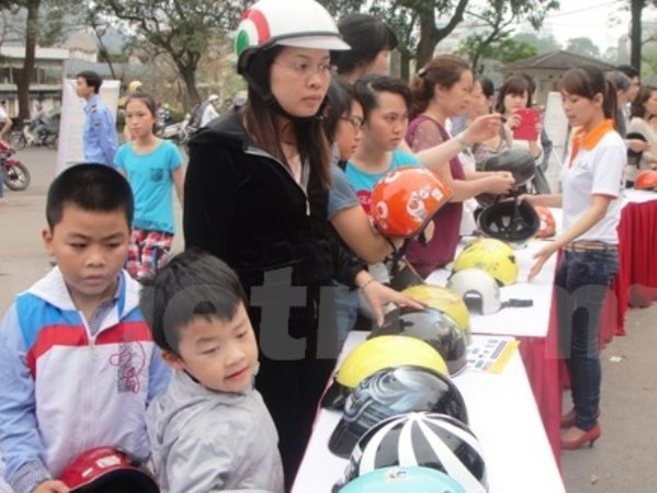 Không đội mũ bảo hiểm cho trẻ em: Vẫn vướng và khó xử lý! ảnh 1