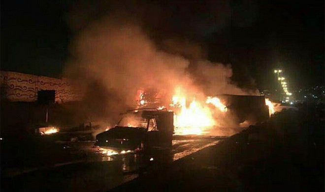 Xe buýt lao vào xe chở bồn dầu rồi nổ lớn, 18 người thương vong ảnh 1