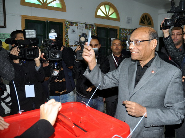 Ứng cử viên Moncef Marzouki bỏ phiếu ở Tunis.(Nguồn: THX/TTXVN) Các cử tri Tunisa tiến hành cuộc bầu cử tổng thống vòng 2 ảnh 1
