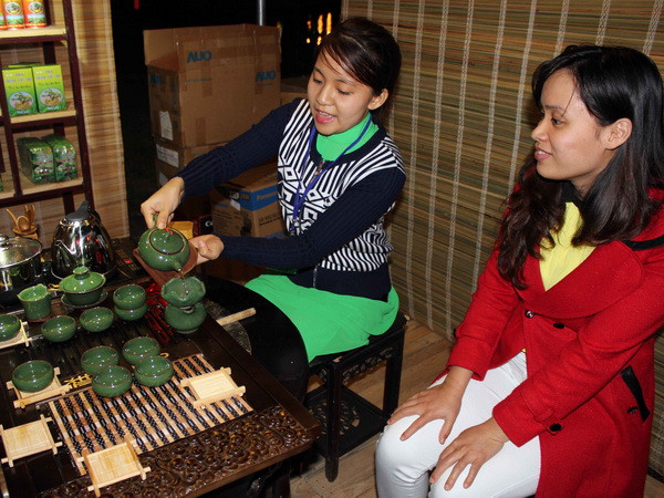 Du khách thưởng thức trà. (Ảnh: Nguyễn Dũng/TTXVN) Tuần lễ văn hóa Trà Lâm Đồng đưa hương trà B’Lao bay xa ảnh 1