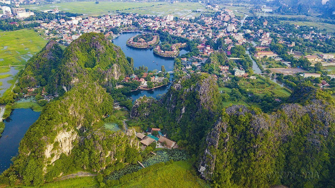 Hành trình khám phá Tam Cốc - Bích Động (Ninh Bình) được bắt đầu từ bến thuyền Đình Các, dọc dòng sông Ngô Đồng uốn lượn quanh co, được ngắm nhìn những dải núi đá kỳ thú. (Ảnh: Minh Đức/TTXVN) ttxvn_ninh binh trang an.jpg